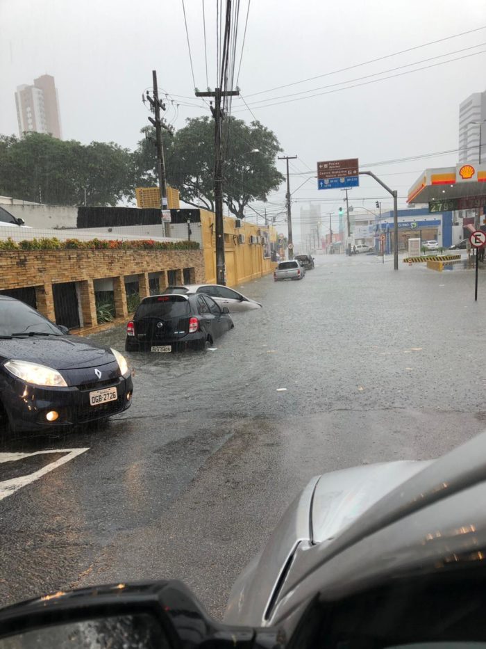 Dia de caos: chuvas alagam ruas e provocam congestionamentos no trÃ¢nsito de JoÃ£o Pessoa