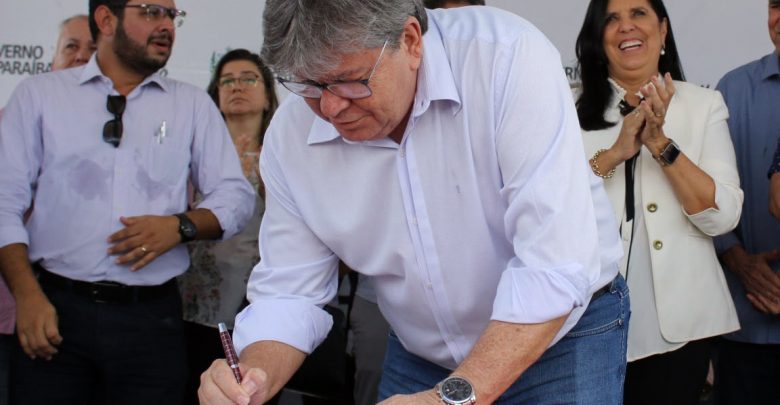 João autoriza R$ 43 milhões em obras de saneamento e lança campanha ‘Praia Limpa’