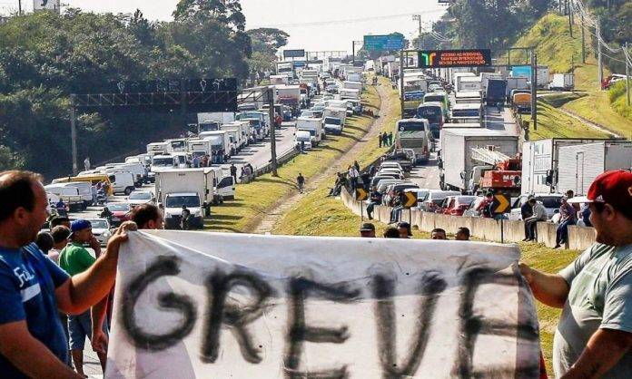 Caminhoneiros já cogitam nova greve após mais um aumento do diesel